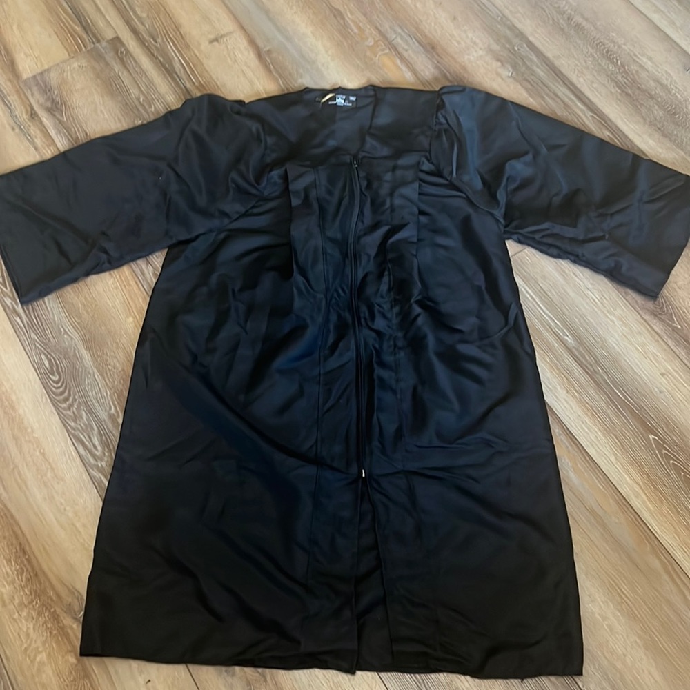 Black Balfour graduation gown size 45 for 5’0”-5’2”